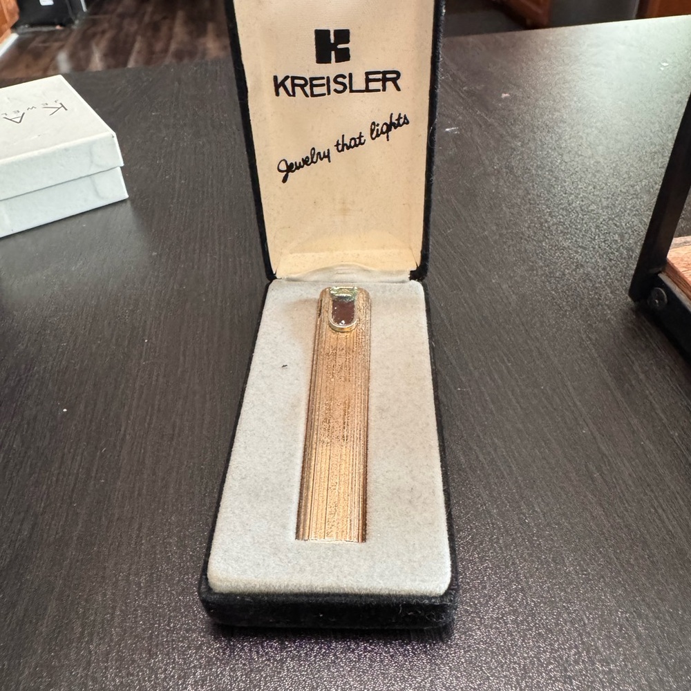 Vintage Kreisler “Jewelry That Lights” Lighter – Gold Tone ✨
